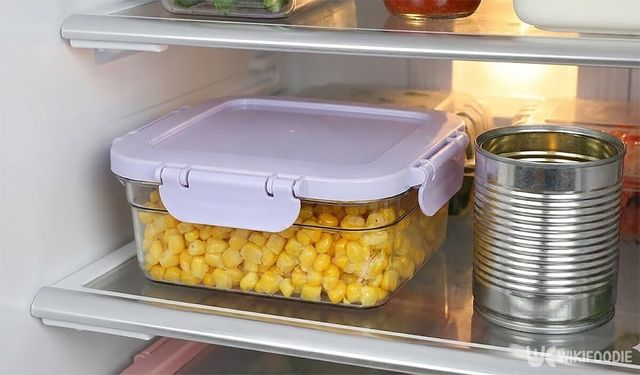 옥수수 통조림을 플라스틱 용기에 넣어 냉장 보관을 하고 있다. / 위키푸디