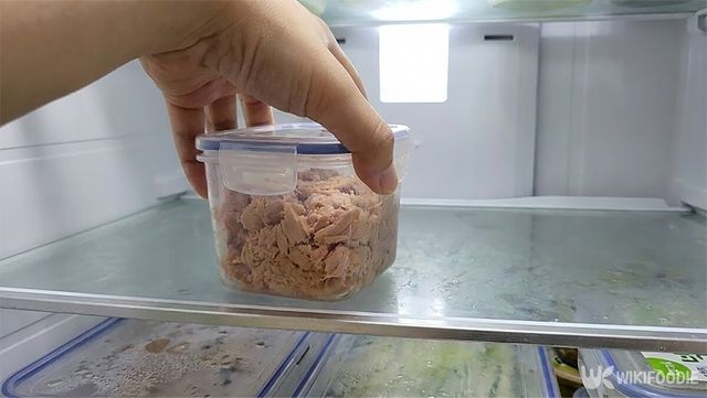 참치 통조림을 통에 담아 냉장고에 넣고 있다. / 위키푸디