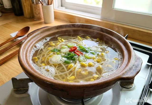 콩나물국에 거품이 생긴 모습이다. 이 거품은 꼭 제거해야 한다. / 위키푸디