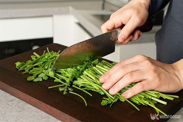 미나리를 먹기 좋은 크기로 썰고 있다. / 위키푸디