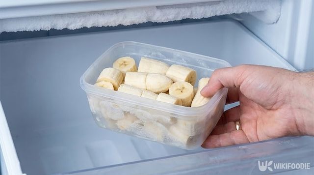바나나의 껍질을 벗겨 냉동실에 넣고 있다. / 위키푸디