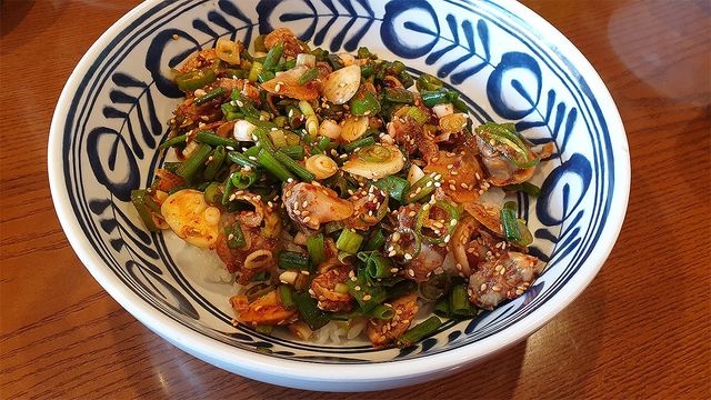 꼬막 비빔밥이 식탁에 올려져 있다. / Choi chayeon-shutterstock.com