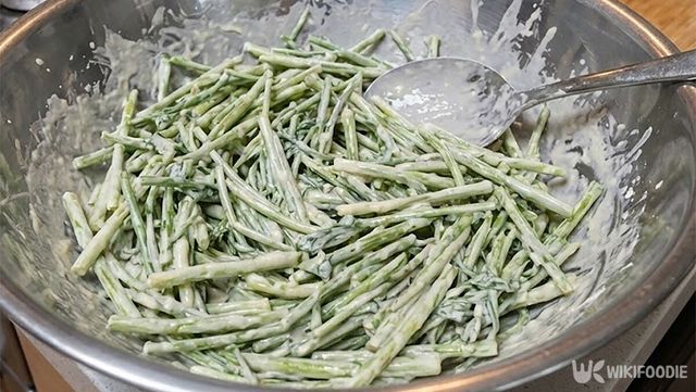 볼에 미나리 반죽이 담겨 있다. / 위키푸디