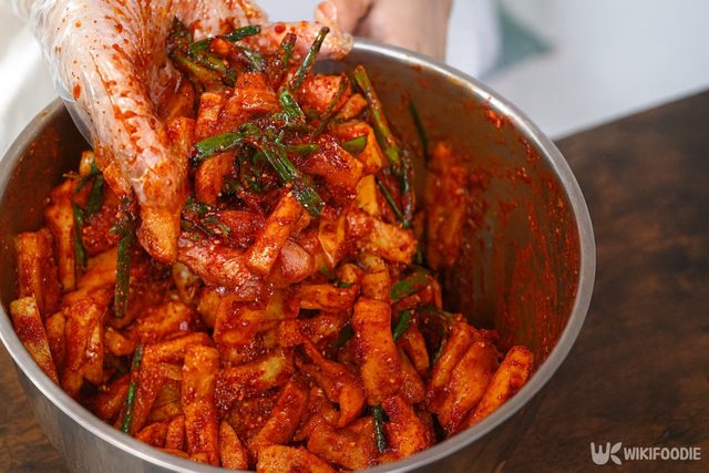 무김치 만드는 자료 사진. / 위키푸디