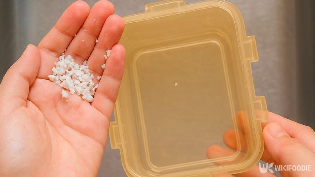 플라스틱 반찬통에 굵은소금을 넣으려고 한다. / 위키푸디