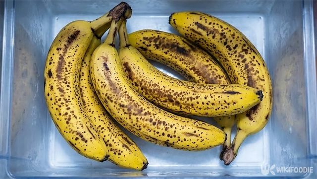 검게 후숙된 바나나가 냉장고에 보관되고 있다. / 위키푸디