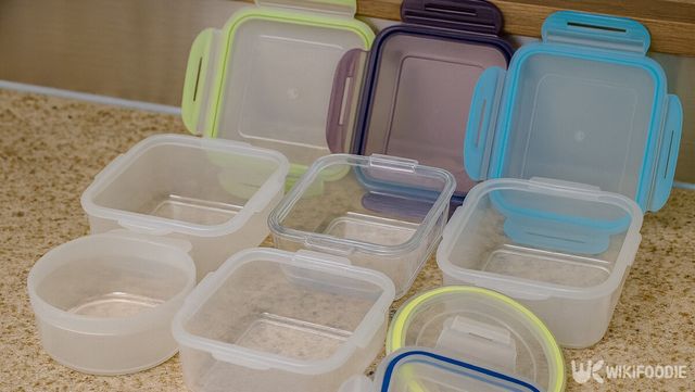 세척을 마친 여러 형태의 플라스틱 반찬통이 깨끗한 상태로 정렬돼 있다. / 위키푸디