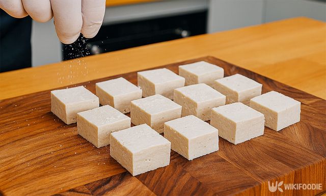 손질한 두부에 소금 간을 하고 있다. / 위키푸디