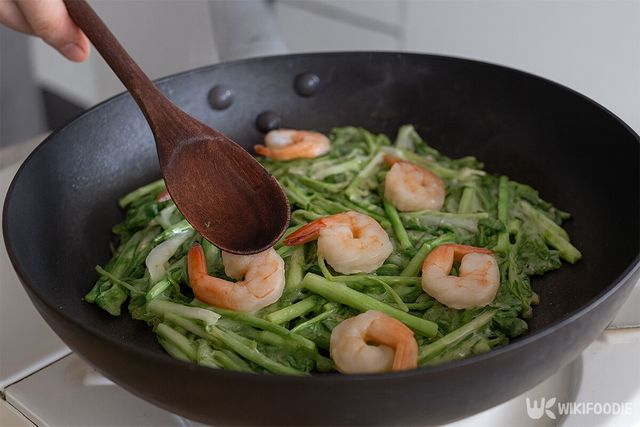 반죽 위에 새우를 올려 전을 부치고 있다. / 위키푸디