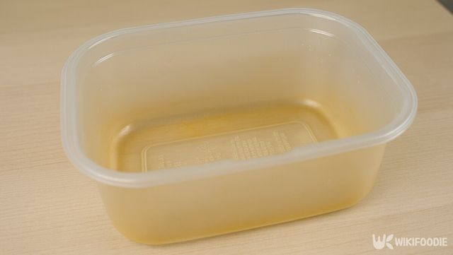 기름얼룩이 배어든 플라스틱 반찬통이&nbsp;놓여 있는 모습이다. / 위키푸디