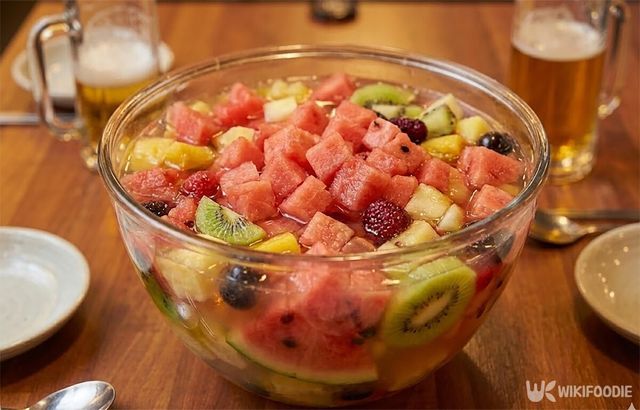 회식 자리에 여러 과일이 담긴 화채가 놓여 있다. / 위키푸디