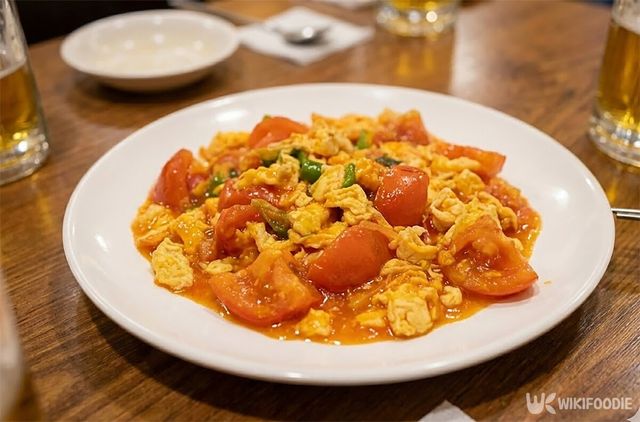 회식 자리에 토마토 달걀 볶음이 놓여 있다. / 위키푸디