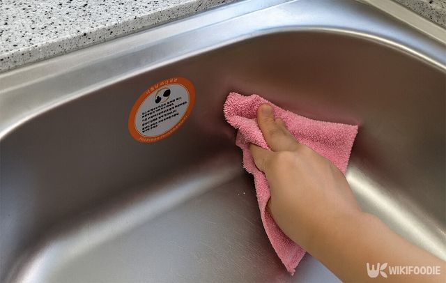 바셀린을 천에 묻혀 싱크대를 닦고 있다. / 위키푸디