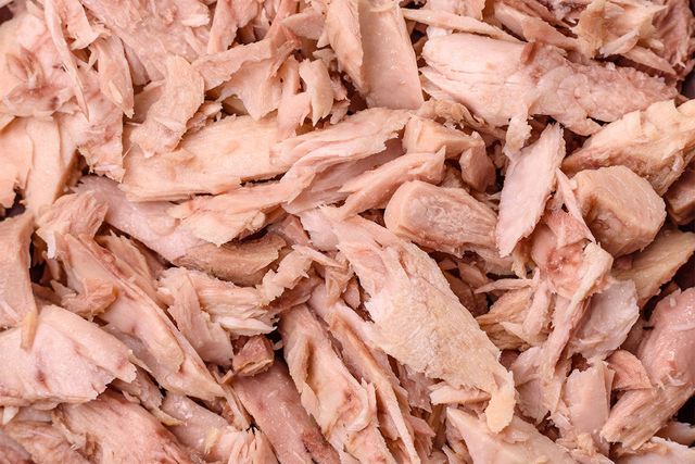 참치 고기가 한데 담겨 있다. / Tetiana Chernykova-shutterstock.com