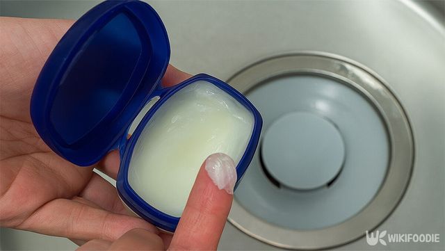 싱크대에서 손가락에 바셀린을 묻히고 있다. / 위키푸디