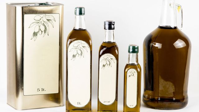 크기별 용기에 담긴 올리브유 병과 캔이 나란히 놓여 있는 모습이다. / Badli01-shutterstock.com