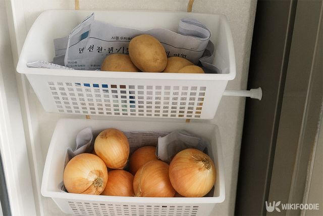 양파와 감자가 각각 다른 칸에 보관되고 있다. / 위키푸디