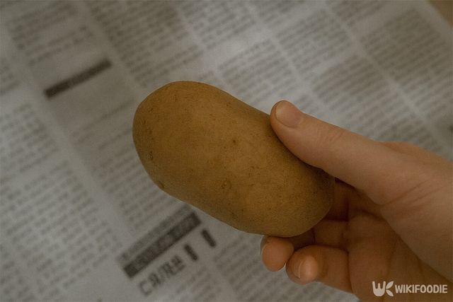 감자를 신문지로 감싸려고 하고 있다. / 위키푸디