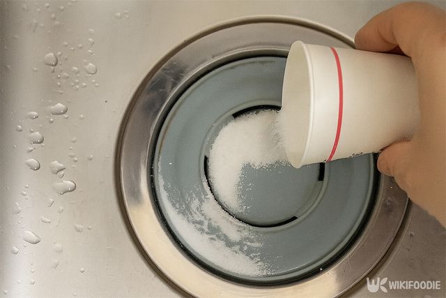 베이킹소다를 싱크대 배수구에 붓고 있다. / 위키푸디