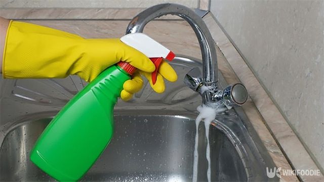 분무기에 구연산을 담아 싱크대에 뿌리고 있다. / 위키푸디