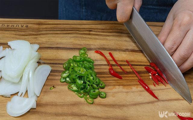 양파, 청양고추, 홍고추를 썰고 있다. / 위키푸디