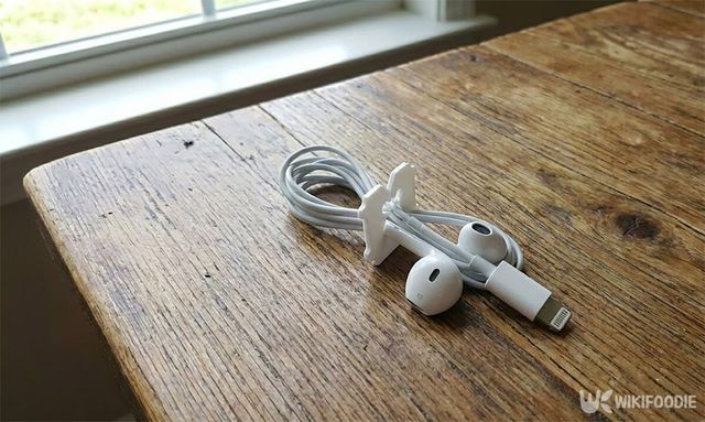 빵 클립으로 선을 정리한 이어폰이 식탁에 놓여 있다. / 위키푸디