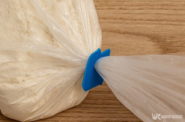 밀가루 봉지를 빵 클립으로 밀봉하고 있다. / 위키푸디