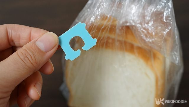 식빵을 묶는 빵 클립을 손에 들고 있다. / 위키푸디