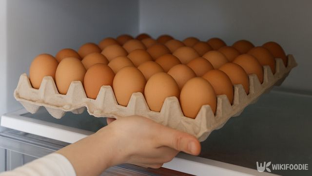 냉장고 안에 계란을 넣고 있다. / 위키푸디