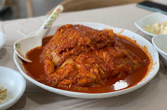 가오리찜이 접시에 놓여 있다. / Nothing lasts Forever-shutterstock.com