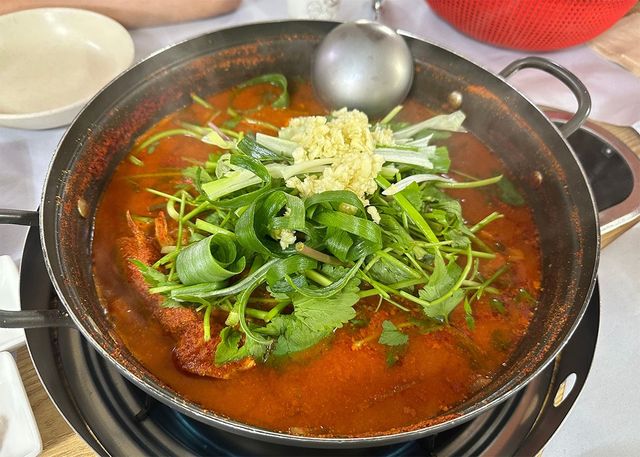 기력 보충에 좋은 메기매운탕이 냄비에 담겨 있다. / moonbymoon-shutterstock.com