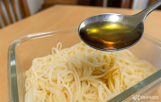 삶아진 면을 용기에 담아 참기름을 두르고 있다. / 위키푸디