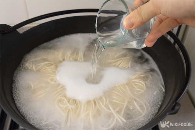 끓는 국수에 찬물을 넣고 있다. / 위키푸디