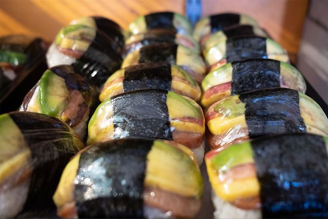 아보카도 무스비가 비닐에 싸여 있다. / Larry Zhou-shutterstock.com