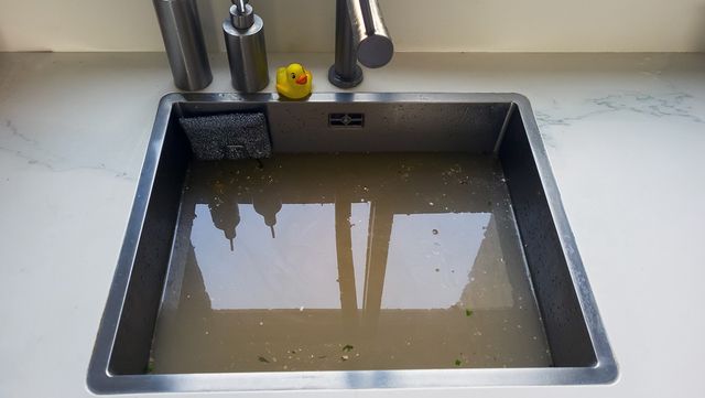 싱크대에 탁한 물과 음식물이 고여 배수가 막혔다. / Igal Vaisman-shutterstock.com