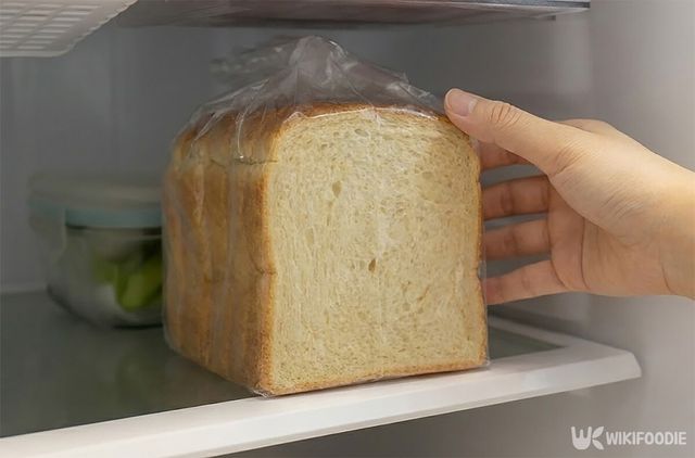 식빵을 냉장고에서 꺼내고 있다. / 위키푸디