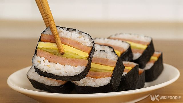 완성된 스팸 무스비 하나를 젓가락으로 들고 있다. / 위키푸디