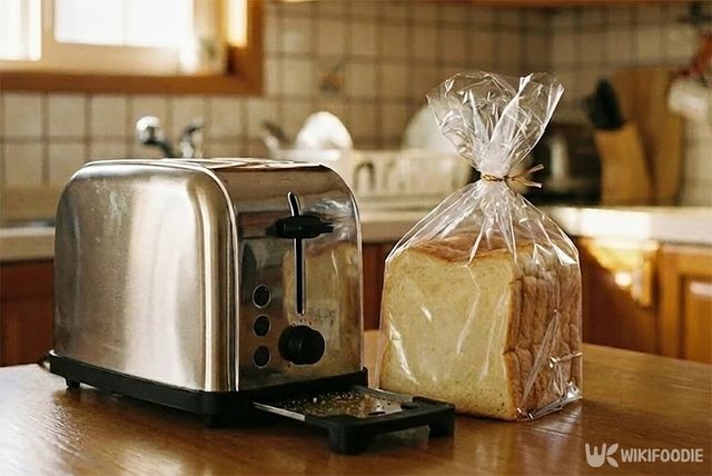 토스터 옆에 식빵이 놓여 있다. / 위키푸디