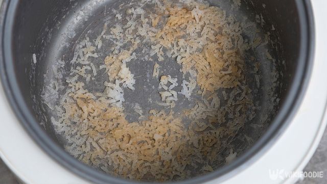 밥솥 바닥에 눌어붙은 누룽지가 남아 있다. / 위키푸디