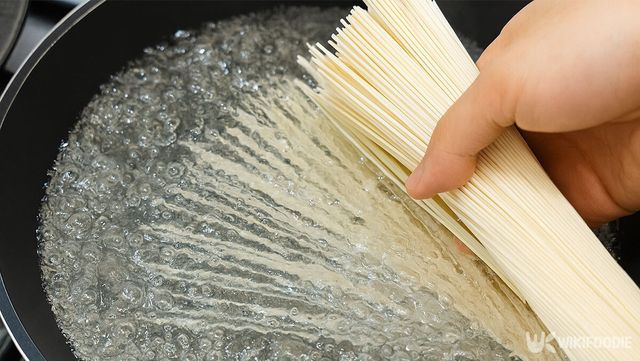 끓는 물에 국수 면을 넣고 있다. / 위키푸디