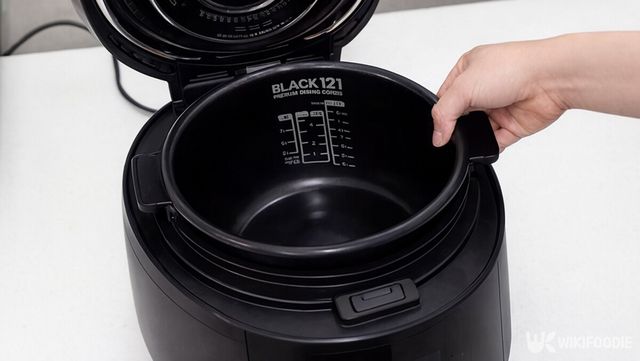 밥솥에서 내솥을 들어 올리는 모습이다. / 위키푸디