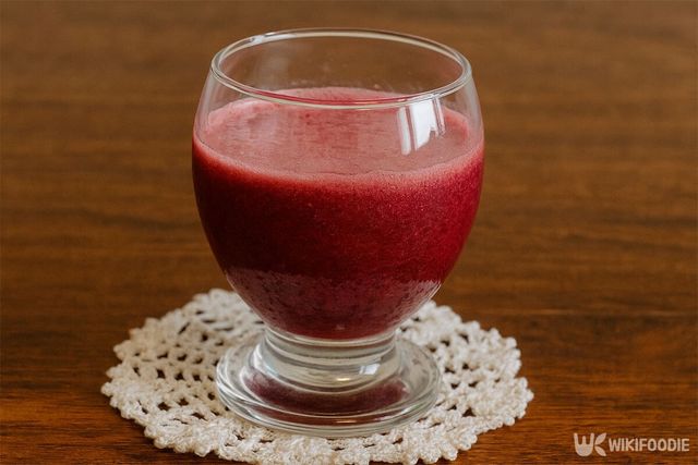 석류를 통째로 갈아 만든 주스가 놓여 있다. / 위키푸디