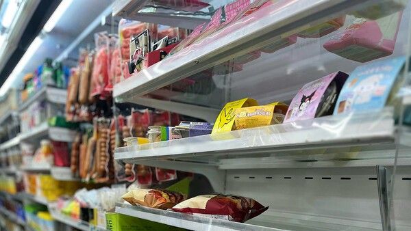 한국인 13%가 밥 대신 스낵으로 끼운다고 응답했다. / Dani Jazmi-shutterstock.com