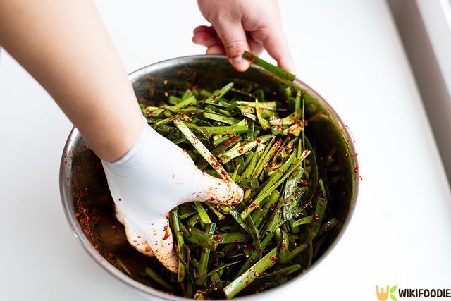 부추겉절이 레시피 만드는 법 자료사진. / ARTYOORAN-shutterstock.com