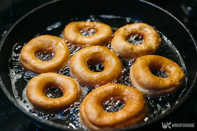 기름에 튀기고 있는 도넛 자료사진. / Serhii Opikanets-shutterstock.com