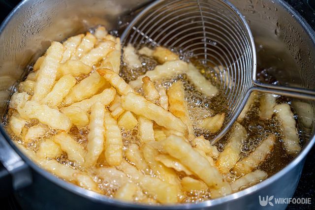 기름이 튀기고 있는 감자튀김 자료사진. / Ermak Oksana-shutterstock.com