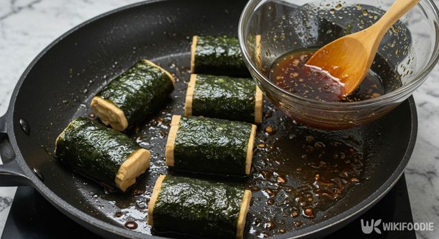 팬에 소스를 넣고 약불에서 걸쭉해질 때까지 조린다. / 위키푸디