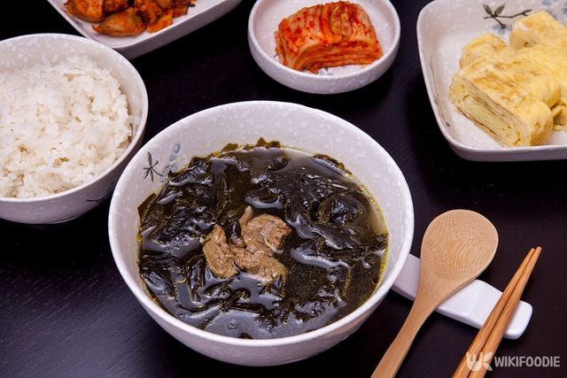 미역국. / cool885-shutterstock.com