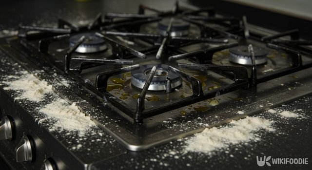 기름 튄 가스레인지에 밀가루를 뿌린 모습. / 위키푸디