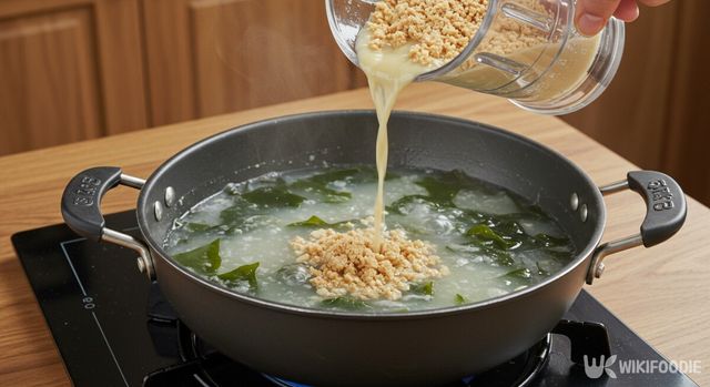 믹서기에 간 땅콩을 미역국에 넣는 모습. / 위키푸디